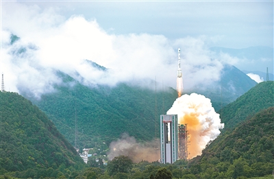 6月23日，我国北斗三号全球卫星导航系统最后一颗组网卫星在西昌卫星发射中心点火升空。新华社记者 江宏景 摄