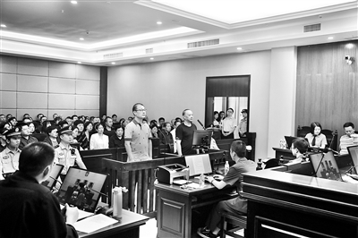 图为2019年6月18日,付晓(被告席右)、钟华受贿案在重庆市黔江区人民法院公开开庭审理。刘慧 摄