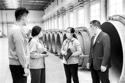 河南省洛阳市纪委监委立足监督职责,督促职能部门做好抗疫情、稳经济、谋发展各项工作。图为6月17日,市纪委监委派驻市人社局纪检监察组到洛阳双瑞特种装备有限公司走访,收集企业发展中遇到的难题。(洛阳市纪委监委 供图)