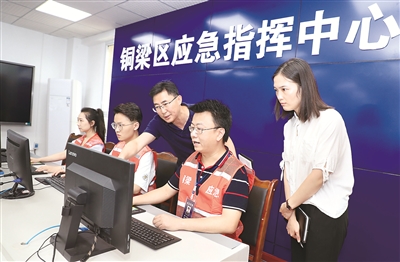 图为重庆市铜梁区纪委监委驻区府办纪检监察组到区应急指挥中心,对全区应急管理指挥工作开展监督检查。 刘敏 摄