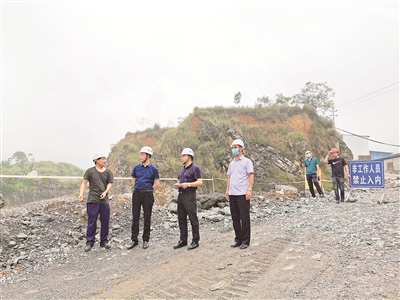 针对监察建议书提出的安全生产专项检查中存在的廉政风险,重庆市铜梁区应急管理局通过采取检查人员不定期轮岗、驻局纪检监察干部经常入企回访调查等措施认真整改。图为该局工作人员在开展矿山安全生产检查。 魏华中 摄