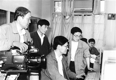 图为1995年潘云鹤(左三)指导学生做科学研究。
