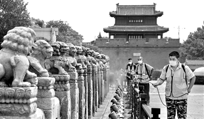 抗疫斗争中,中国共产党总揽全局、协调各方,做到了“集中力量办大事”,正是对其高度组织能力的最好验证。图为7月4日,北京市丰台区组织防疫人员对公共场所进行大规模环境消毒及疫情隐患排查。新华社记者 李欣 摄
