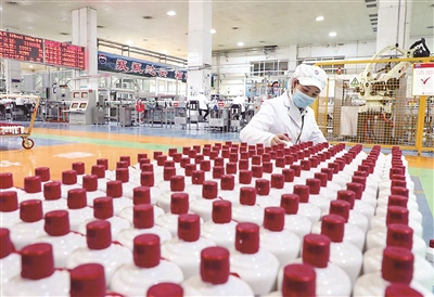 通过狠抓巡视整改,全面加强党的建设,持续修复政治生态,茅台的形象和品牌得到维护,茅台集团焕发出新的生机活力,今年上半年营业收入增长12.76%。图为工人在茅台酒包装车间工作。(资料图片)