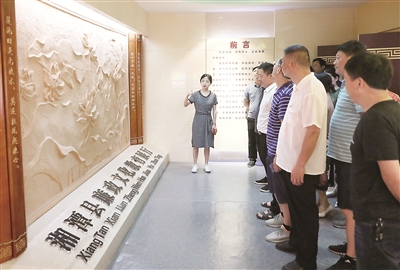 湖南省湘潭市组织党员干部听廉政党课、看警示教育片、旁听法院庭审、参观廉政基地,要求深刻汲取陈三新等案件教训,在廉洁用权的同时,管住身边人、家里人,防止滥用影响力。图为湘潭县党员干部走进廉政文化教育基地接受警示教育。 李丽 摄