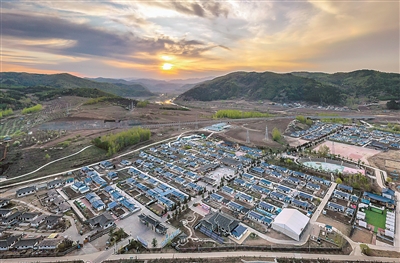 2019年农业农村部“三公”经费支出决算较预算节省了3742.58万元,而用于农村环境保护方面的支出决算为11337.15万元,与预算基本持平,支出用于农村环境综合整治、小城镇环境保护、环境优美乡镇及生态村创建等多个方面,有力改善了农村群众居住条件,农村生产生活环境逐步提升。图为吉林省延边朝鲜族自治州和龙市西城镇金达莱民俗村的朝鲜族民居(5月7日摄)。新华社记者 �