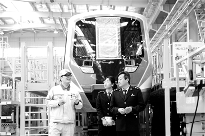 近年来,河北省石家庄市栾城区积极推动减税降费政策落地,优化营商环境,为企业注入创新活力。图为该区税务局工作人员在中车石家庄车辆有限公司调研。新华社记者 邢广利 摄