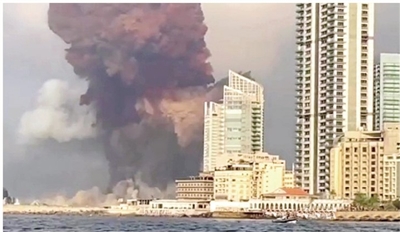 当地时间2020年8月4日,黎巴嫩首都贝鲁特发生大规模爆炸,造成严重破坏,数英里外的窗户被震碎。爆炸震动了贝鲁特的几个地区,市中心浓烟滚滚。