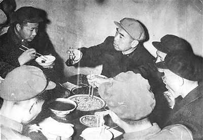 1958年的11月26日,周恩来、贺龙陪外宾参观应城红旗人民公社。吃饭时,原本应城县委准备了丰盛菜肴,周恩来审查菜单时全部否定,强调只准四菜一汤。吃饭时,周恩来往自己碗里夹豆芽、菠菜,把鱼肉不停地夹给社员们,说:“你们劳累辛苦,吃点鱼肉补身子。”饭后,周恩来叮嘱,原先准备的另外菜肴,全部送给敬老院、妇产院和幼儿园。 (资料图片)