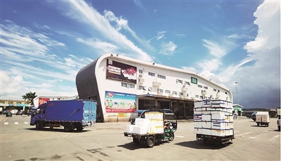 8月13日,深圳市疫情防控指挥部发布消息称,采自龙岗区海吉星农批市场的1份进口冻鸡翅表面样品新冠病毒核酸检测呈阳性。目前,该市已对相关库存产品全部封存并进行核酸检测,结果均为阴性,对已售出产品全部追溯并通报相关机构处置;对相关产品外包装及存放环境全面消杀。图为海吉星农批市场,D1、D2、D3冻品区已关闭。(资料图片)