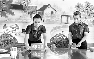 为倡导绿色、节约的饮食习惯,杜绝“舌尖上的浪费”,相关行业协会和部分餐饮企业纷纷行动起来,通过发布倡议书、引导顾客合理消费等方式,积极营造节约为荣、浪费可耻的餐饮风尚。图为近日,河北省邢台市南和区和阳镇一家餐饮企业服务员在摆放提醒消费者节约、文明用餐的标识。 新华社发(张驰 摄)