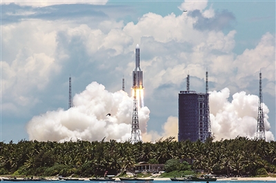 截至8月28日10时8分,我国首次火星探测任务“天问一号”探测器飞行里程已达1亿千米,探测器姿态稳定、能源平衡,多个载荷完成自检,确认设备状态正常,相关工作正按计划稳步推进。图为7月23日,天问一号探测器由长征五号遥四运载火箭发射升空。(图片来源:视觉中国)