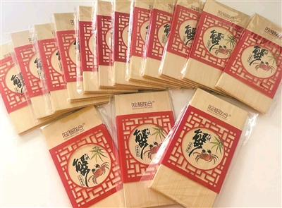 从电商平台热销蟹卡的售后评价中可以发现,大多数消费者买来用于送礼。图为买家在评论中晒出的蟹卡实物。 (资料图片)