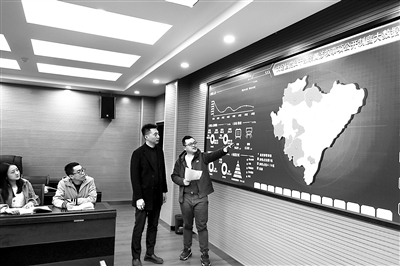 重庆市大足区纪委监委通过“党员干部亲属涉权事项公开制度大数据平台”,加强扶贫资金监管力度,全程动态监管扶贫资金安排使用情况。图为该区纪检监察干部梳理并查摆问题线索。涂尧 摄