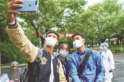 10月13日,刑法修正案(十一)草案二审稿提请十三届全国人大常委会会议审议。草案规定,冒名顶替上大学拟入刑。图为9月19日,中南民族大学2020年级新生开始入学报到。从深山中走出的少数民族大一新生拉毛东智、群热吉和关却才让(从左至右)在校园内拍照留念。新华社记者 刘金海 摄
