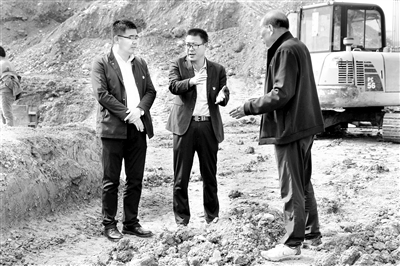 青海省各级纪检监察机关围绕东西部扶贫协作项目进度及资金拨付使用情况开展监督检查,确保项目资金用到实处。图为西宁市湟中区纪委监委干部深入土门关乡王沟尔村易地扶贫搬迁项目点现场督查。 张海东 摄