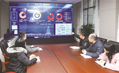 重庆市渝北区运用科技手段打造监督大数据平台,提升监督执纪水平,着力发现查处发生在群众身边的腐败和作风问题。图为该区纪委监委工作人员利用“四风”问题监督系统进行线索分析。罗钢 摄