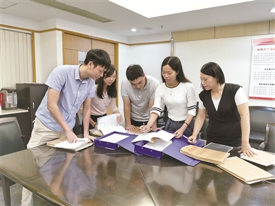 在查办受贿行贿案件过程中，广东省佛山市顺德区纪委监委注重及时总结经验，推动以案促改。图为该区纪委监委工作人员在分析一起行贿案件案情。（佛山市顺德区纪委监委供图）