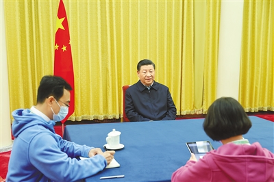 11月2日,中共中央总书记、国家主席、中央军委主席习近平在北京中南海参加第七次全国人口普查登记。这是习近平在回答普查员的询问。 新华社记者 鞠鹏 摄