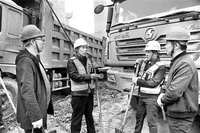 10月30日,石泉县纪委监委检查组深入石宁高速公路施工现场,摸排了解工程建设矿产开发领域相关问题线索。 (石泉县纪委监委供图)