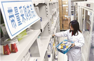 国家集中带量采购以合同方式明确药品采购的数量,把中间所有销售费用节省下来,能够显著降低群众看病负担。 (图片来源:人民网)