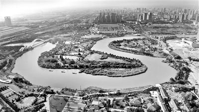 时值初冬,江苏省扬州市运河三湾生态文化公园风景如画(无人机照片)。新华社记者 季春鹏 摄