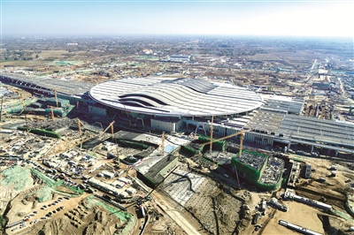 ▲京雄城际铁路是连接雄安新区和北京的快速通道,将进一步完善京津冀区域高速铁路网结构。图为11月9日,河北雄安新区,京雄城际铁路雄安站站房项目进入内部装修阶段,计划年内通车。 (图片来源:视觉中国)