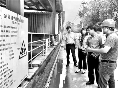 江苏省无锡市滨湖区纪委监委工作人员对违法违规“小化工”专项整治反馈问题整改情况开展明察暗访。摄影/贾晟(滨湖区纪委监委干部)