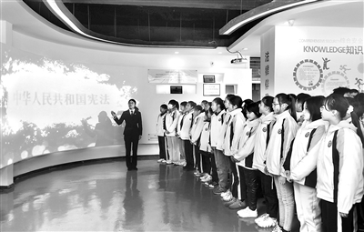 图为2020年12月4日,四川省南充市蓬安二中的学生在该县青少年法治教育基地近距离接触和感受法律文化。(图片来源:视觉中国)