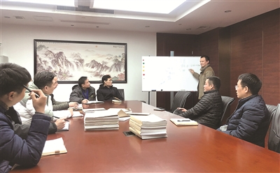 图为中国银保监会福建监管局原党委书记、局长亓新政案专案组的工作人员在会商有关案情。 朱婧 摄