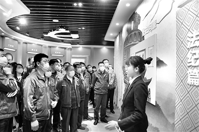 图为天津市东丽区纪委监委组织全区各单位及驻区国企、高校参观东丽区警示教育基地。 吉光华 摄