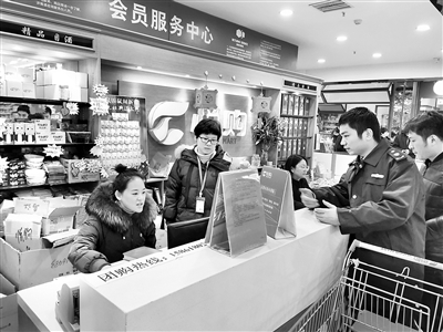 江苏省南京市江北新区纪委监委与区市场监督管理局等职能部门联动开展“四风”问题专项监督检查,深入商场、超市等场所,重点查看有无用公款违规购买购物卡、代金券、高档酒水等问题。徐燕 摄