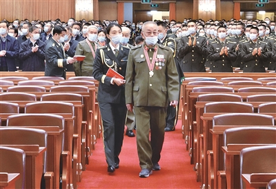 10月23日上午,纪念中国人民志愿军抗美援朝出国作战70周年大会在北京人民大会堂隆重举行。图为大会前,志愿军老战士、老同志入场。新华社记者 赖向东 摄