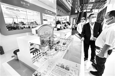 发挥新型举国体制优势,增强科技创新活力,积极回应经济社会对科技发展提出的新要求,把创新驱动发展落到实处。图为参观者在第二十二届中国国际高新技术成果交易会上了解我国自主三代核电技术“华龙一号”。 新华社记者 毛思倩 摄