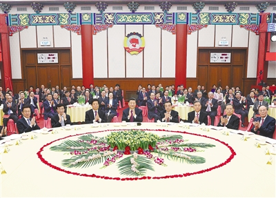 12月31日,全国政协在北京举行新年茶话会。党和国家领导人习近平、李克强、栗战书、汪洋、王沪宁、赵乐际、韩正、王岐山出席茶话会并观看演出。 新华社记者 鞠鹏 摄