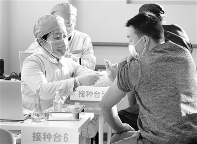 1月3日,在位于北京市西城区广安门外街道红莲社区卫生服务站的接种点,医护人员为接种人员注射疫苗。 新华社记者 张晨霖 摄