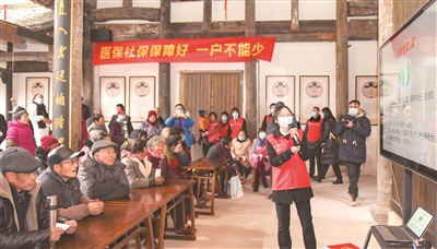 医疗保险体系涉及医疗服务供应方、医疗服务需求方以及医疗保险基金管理部门等多方主体,环节多、链条长,风险点多、监管难度大,需多管齐下加强监管。图为近日,在浙江省兰溪市女埠街道渡渎村内,兰溪市农商银行工作人员正在给村民们讲解医保社保相关知识。(图片来源:视觉中国)