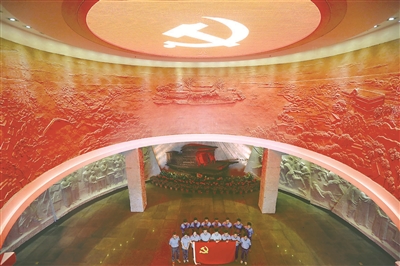 嘉兴南湖是中国共产党的诞生地,南湖上轻舟一叶,开启了驶向理想的航路。今日的南湖革命纪念馆参观者络绎不绝,瞻仰红船感受革命前辈追寻理想的脚步。(资料图片)