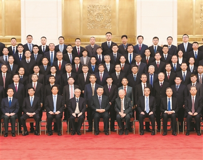 2月22日,党和国家领导人习近平、李克强、栗战书、汪洋、王沪宁、赵乐际、韩正等在北京人民大会堂会见探月工程嫦娥五号任务参研参试人员代表并参观月球样品和探月工程成果展览。这是习近平等会见探月工程嫦娥五号任务参研参试人员代表。新华社记者 王晔 摄
