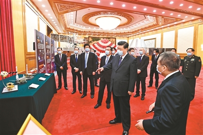2月22日,党和国家领导人习近平、李克强、栗战书、汪洋、王沪宁、赵乐际、韩正等在北京人民大会堂会见探月工程嫦娥五号任务参研参试人员代表并参观月球样品和探月工程成果展览。这是习近平等在人民大会堂东大厅参观月球样品和探月工程成果展览。新华社记者 李学仁 摄