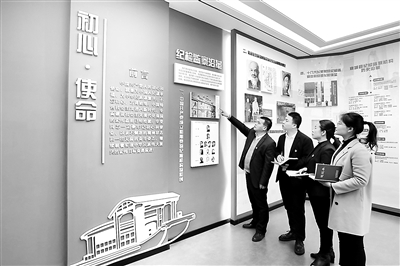 近日,河南省襄城县纪委监委党员干部来到党建展示厅,聆听革命历史,追寻光辉足迹,从党史中汲取智慧和力量。 魏永涛 摄