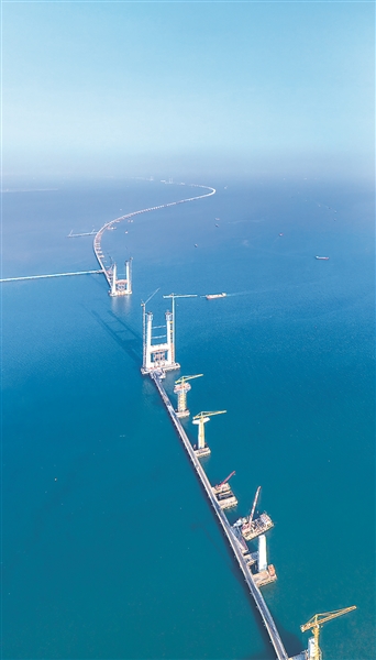 图为在建中的粤港澳大湾区深中通道。该通道的贯通对于加快广东自由贸易试验区发展,推动粤港澳大湾区城市群联动发展具有重要战略意义。(图片来源:视觉中国)