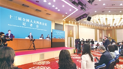 3月7日下午,十三届全国人大四次会议举行记者会,国务委员兼外交部长王毅就“中国外交政策和对外关系”相关问题回答中外记者提问。图为记者在位于梅地亚新闻中心的分会场提问。本报记者 瞿芃 摄