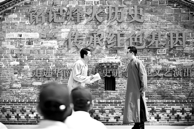 奋进新时代、开启新征程,要传承好红色基因,以优良作风保障“十四五”开好局、起好步。图为近日,广东省韶关市举办“铭记烽火历史、传承红色基因”系列活动,用党的光荣传统和优良作风坚定信念、凝聚力量。(图片来源:人民视觉)