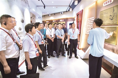 湖北省秭归县以屈原廉洁思想为依托,组织新提拔领导干部及家属开展家庭助廉活动,教育引导党员领导干部和家属崇尚清廉家风。图为该县纪委监委组织党员干部走进屈原廉政教育基地,感受屈原廉洁家风。 摄影/郑玉涵(秭归县纪委监委干部)