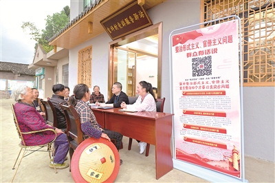 重庆市忠县纪委监委开展“整治形式主义、官僚主义问题,群众有话说”接访活动,深入村组社区、田间地头,了解发生在群众身边的形式主义、官僚主义问题线索。图为该县纪检监察干部在新立镇官坪村向群众了解相关情况。彭俊华 摄