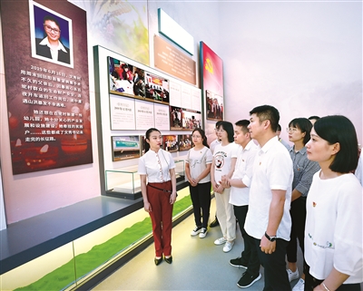 清明节来临之际,广西壮族自治区百色市纪委监委组织纪检监察干部到黄文秀先进事迹展厅,开展学习缅怀黄文秀先进事迹、弘扬传承黄文秀精神活动。黄夏 摄