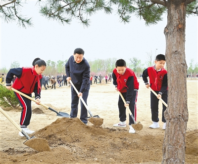 4月2日,党和国家领导人习近平、李克强、栗战书、汪洋、王沪宁、赵乐际、韩正、王岐山等来到北京市朝阳区温榆河参加首都义务植树活动。这是习近平同大家一起植树。新华社记者 黄敬文 摄