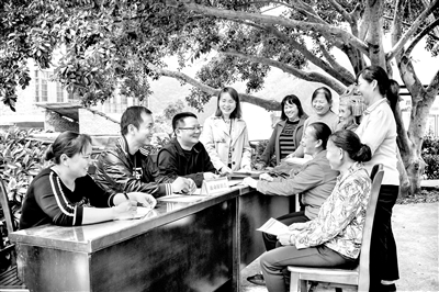广西壮族自治区各级纪检监察机关主动适应新时代新阶段新要求,持之以恒纠“四风”树新风。图为柳州市鹿寨县纪委监委围绕深化整治群众身边腐败和不正之风,在村头、圩口设点接访收集相关问题线索。覃智锋 摄
