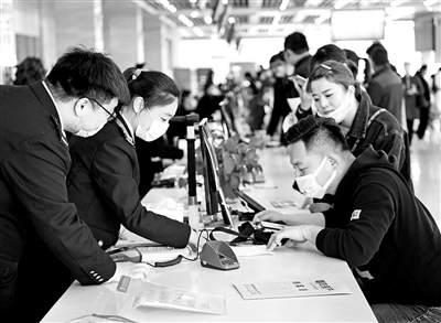 国家税务总局淮南市税务局以党史学习教育为契机,开展便民办税春风行动。图为4月9日,淮南市税务局第二税务分局工作人员在该市政务服务中心为群众提供“一站式”办税服务。(图片来源:人民视觉)